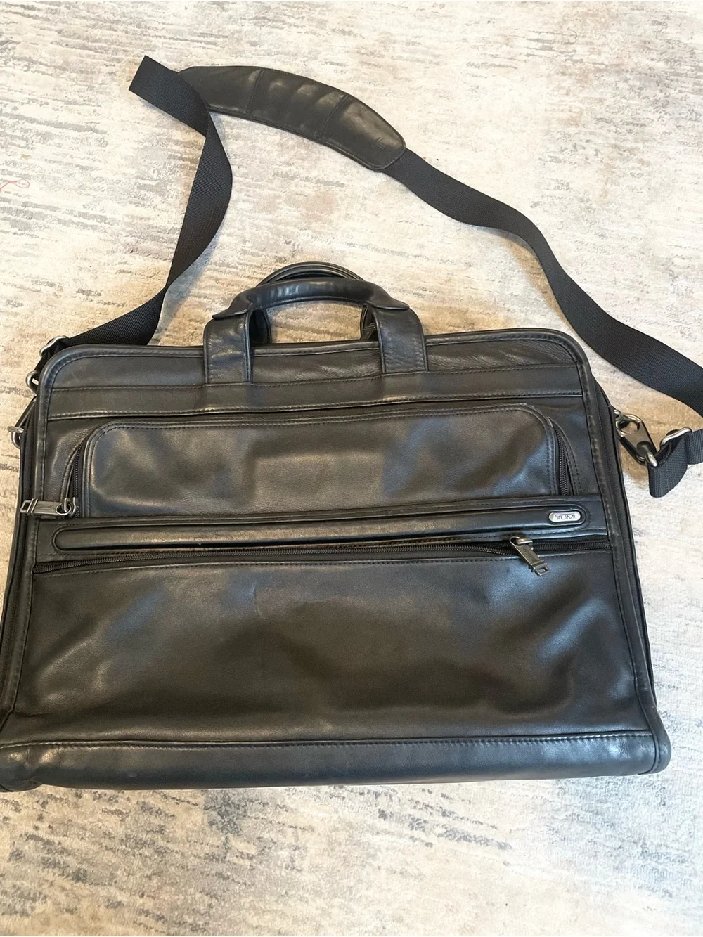 Tumi Alpha Slim Briefcase Black Leather Laptop Messenger Bag 96111D0P- EUC